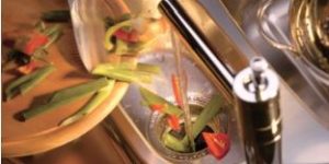 排水口に生ごみを投入するイメージ