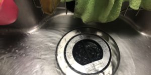 スキューズ「F-13」投入口