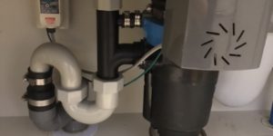 TOTO製ディスポーザー、漏水画像